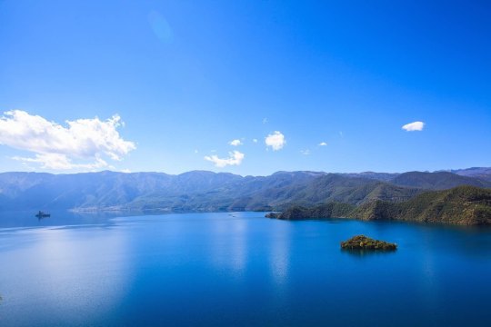 已经快到小洛水村了,群山和湖面. 泸沽湖