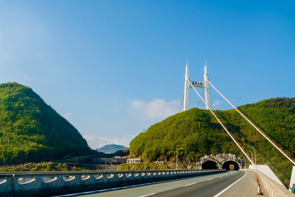 德夯苗寨矮寨大桥天问台一日游多种玩法供您挑选深度体验