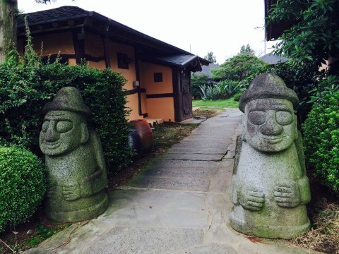 石头爷爷,在济州岛随处可见,他是会保护这方土地的哦～ 佳山土房
