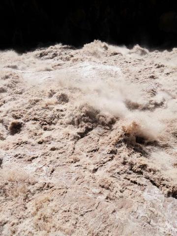 江水卷着泥土,一路奔流