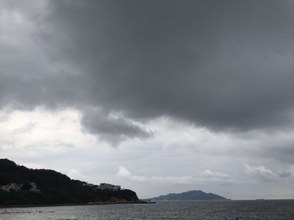 黄昏的海边,天空乌云密布,要下雨了