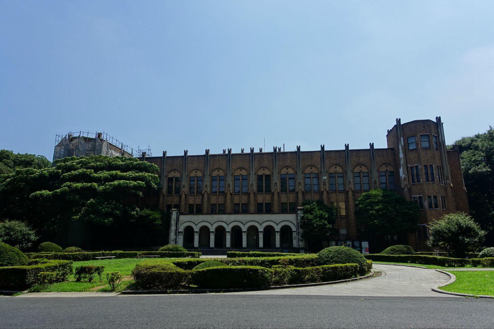 门进去直接就看到了医学部,龙樱中说这是外星人才能进的地方 东京大学