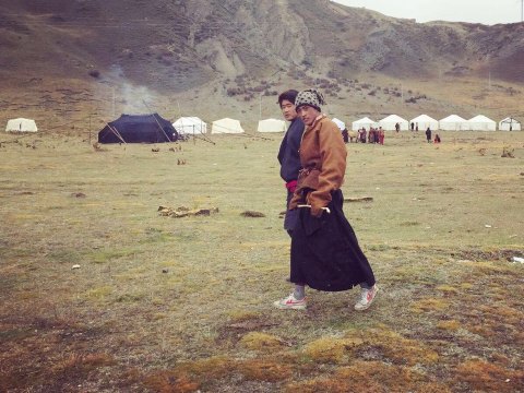 沿途碰见藏民,又看到汉塔(鼠). 姊妹湖