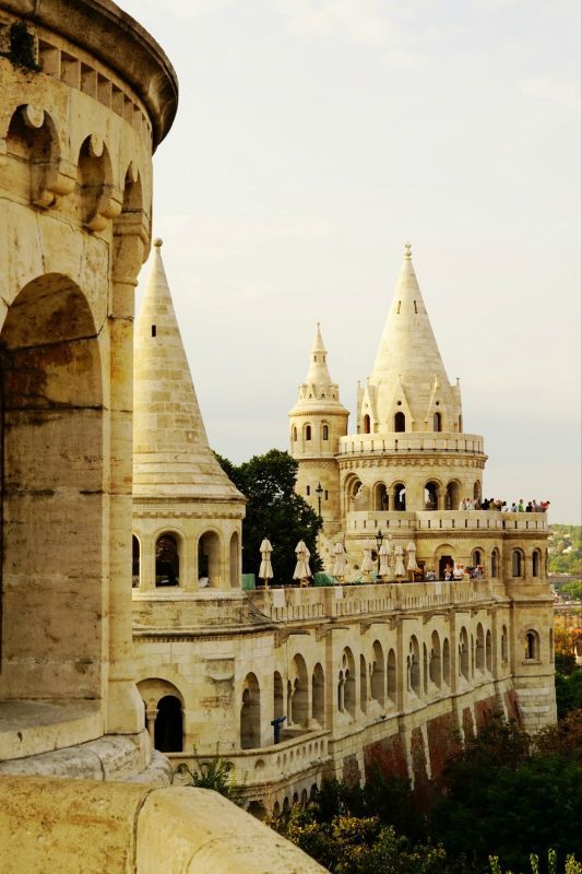 耸立于多瑙河畔,占地面积甚广的"渔夫堡垒",这是一片有新罗马建筑风格