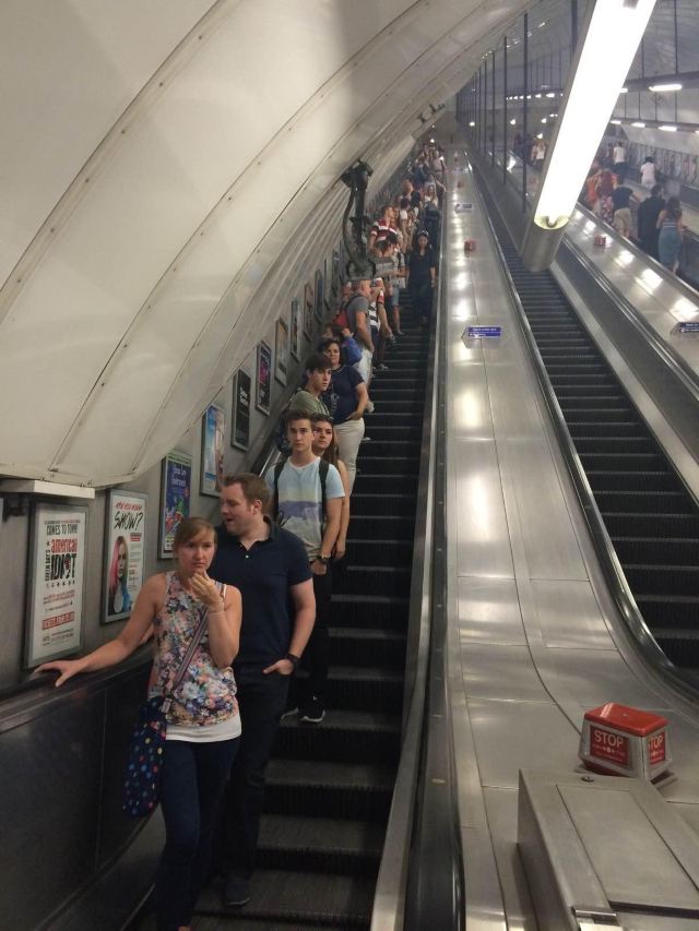 英国人坐电梯这秩序,啧啧啧,自觉靠右,左边是应急通道