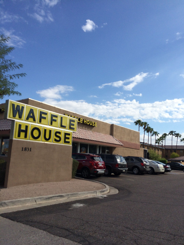 酒店旁边有一家waffle house和星巴克,晚餐我们就选择在waffle house