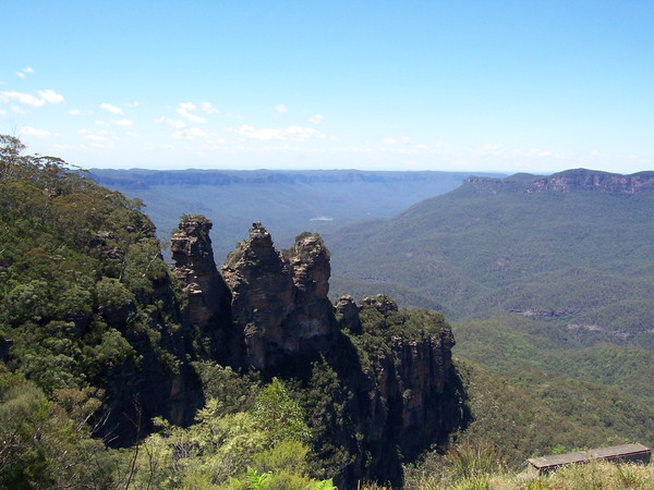 三座小山峰称为三姐妹,一般都配有传奇故事.