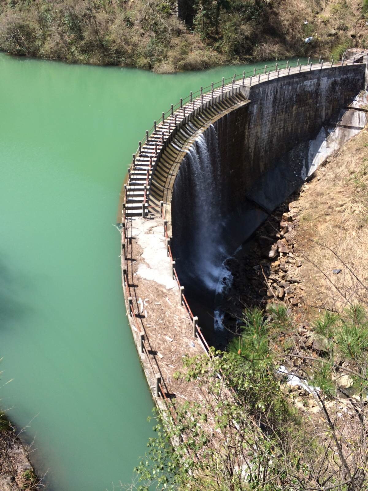 月牙弯   人工蓄水坝