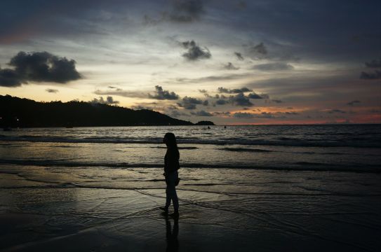 穿过人山人海～ 芭东海滩