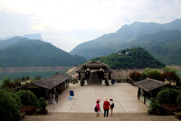 因為白帝城已經成為一座孤島,所以要到白帝城只有走風雨廊