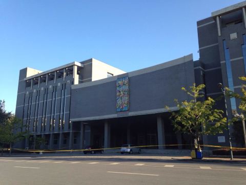 伯川图书馆,好像闭馆了 大连理工大学