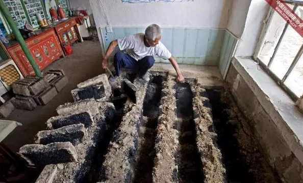 炕主要由砖搭建而成,砖与砖之间留有空隙,称为烟道, 上面覆盖平整的