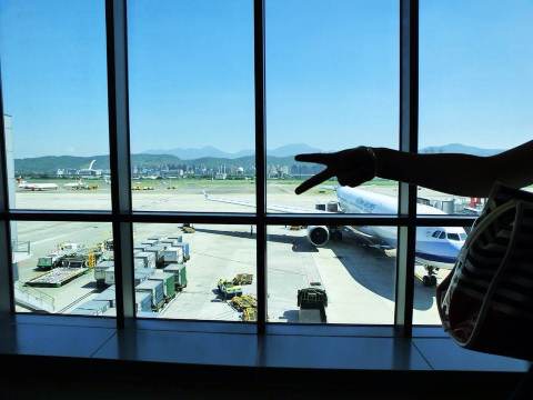 睡了一路 到啦 看着就热 松山机场真的好小 还没咸阳机场大 降落时