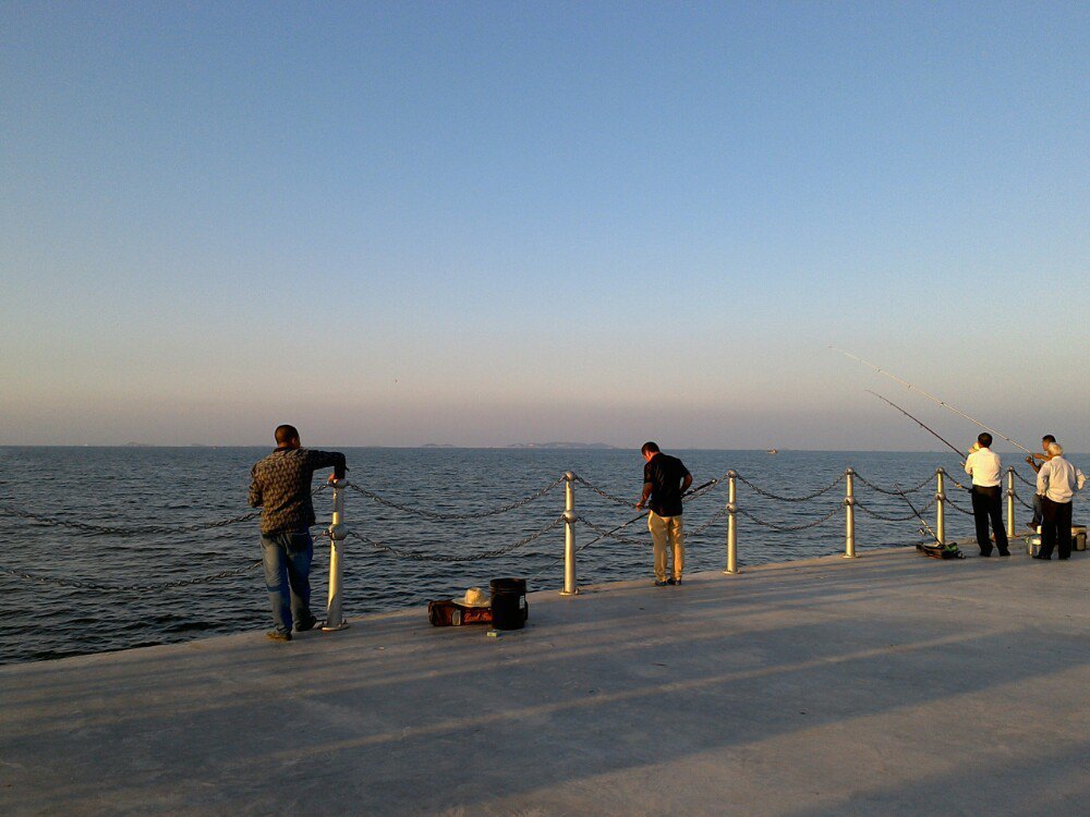 傍晚的烟台大学海边.
