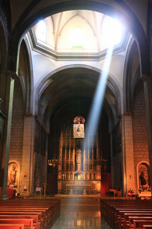 从梅尔塞教堂出来,顺着酒吧商店林立的亚维农街一路向北来到费兰街,街