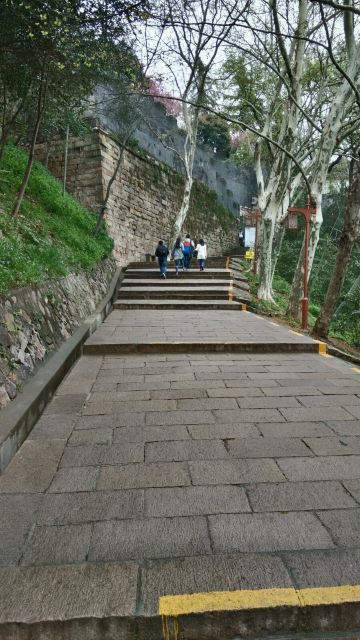 东吴古道.道路是新建的,不过此处曾是东吴政权的中心.