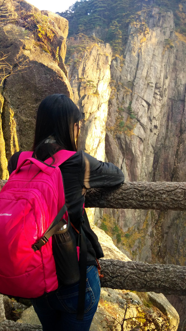 趴在栏杆上,看黄山的险峻,陡峭.