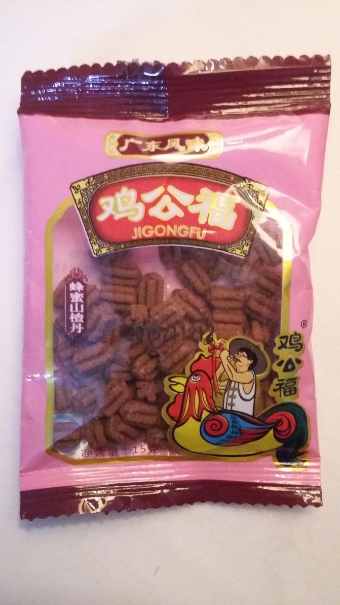 出于好奇,我也买了两包鸡公老伯的零食—香辣味