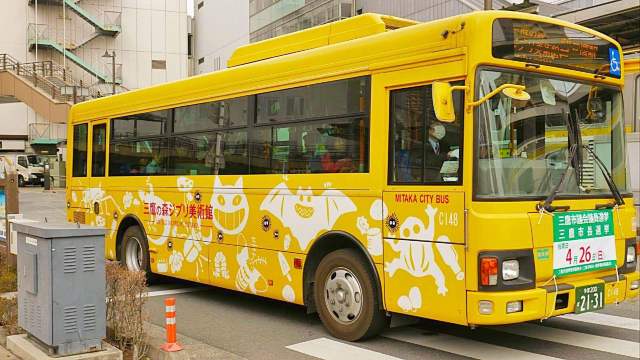 超大的龙猫馆长就守在门口>  好想抱回家!