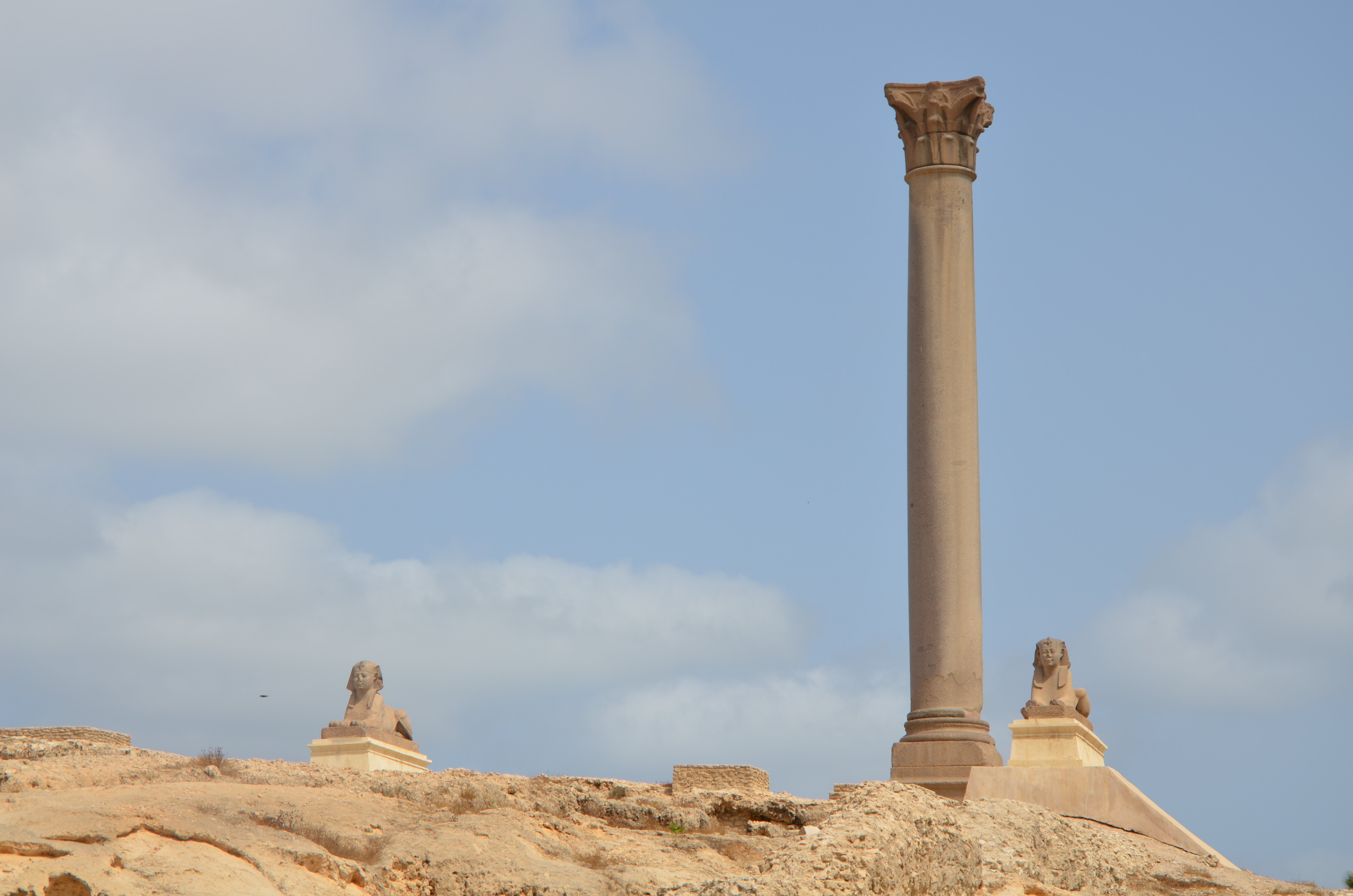 埃及亚历山大城的城徽_庞贝柱(萨瓦里石柱).