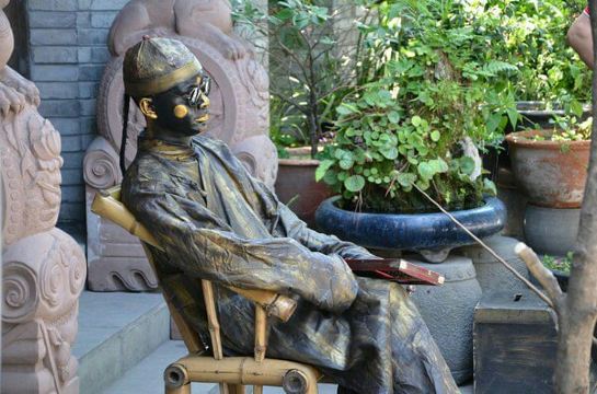 像这样有意思的铜人在宽窄巷子有很多.