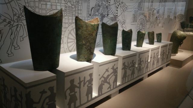 为青铜器,陶瓷,金银器,古代工艺精品,书画几个展馆,展示了镇江的文物
