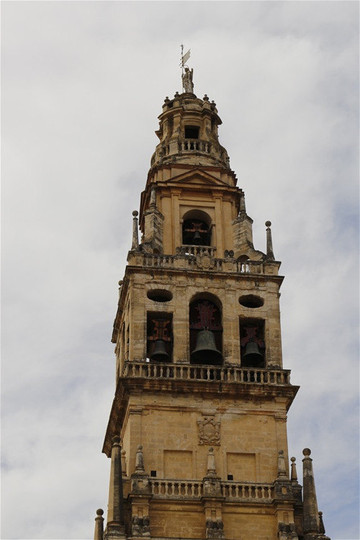 "科尔多瓦清真寺"内有850座马蹄形拱门.西葡26.西26.