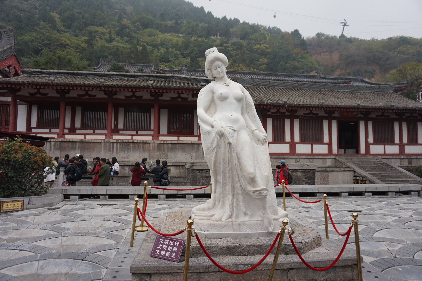 据说杨贵妃身高158cm,体重约120斤,也不算胖,属于丰满型,导游还透露杨