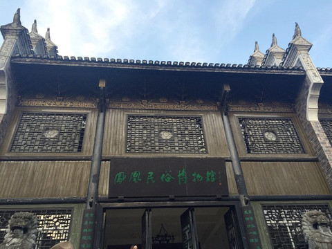 在这里船已靠岸,凤凰民俗博物馆,听说以前是某一大户人家的祠堂.