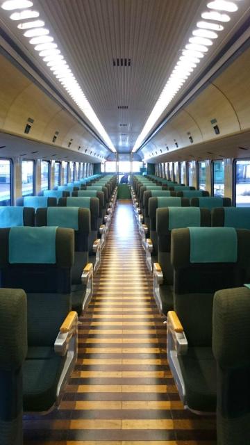 车内每一节车厢都略有不同,这是最后一节车厢. 由布院之森
