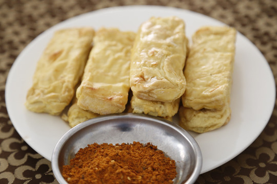 第二天听朋友说弥勒现在弄了一个小吃街,叫湖泉金街,吃得挺不错的.