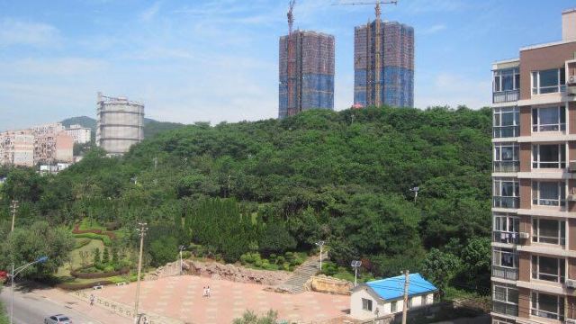 2 富民公园环境安静,景色优美,一年四季有花,有绿色,还建有文化广场