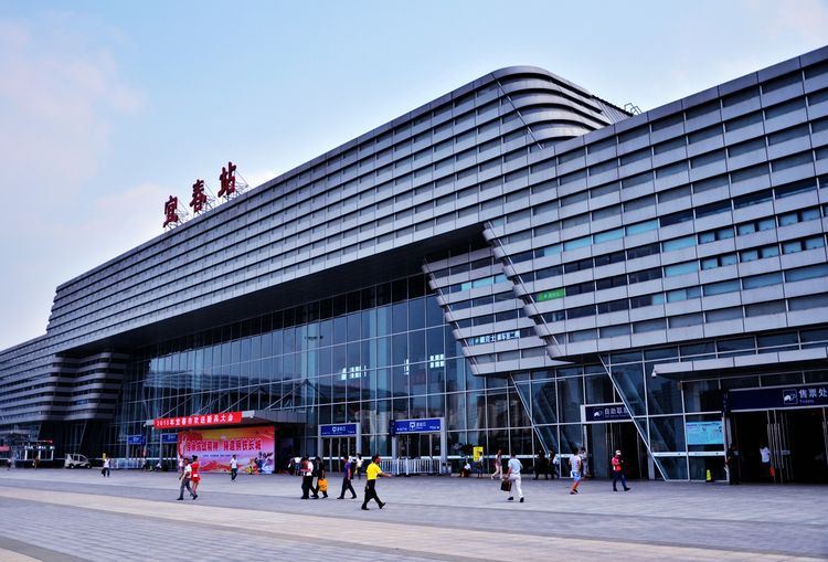 宜春火车站,也是后来新建的车站,公交车站名叫新火车站.