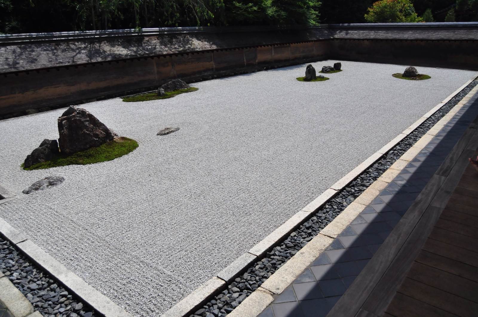 午飯後在二條城前搭巴士去龍安寺,這個以枯山水庭園著稱的古寺,因為