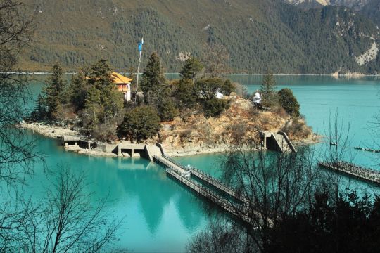 巴松措湖心岛