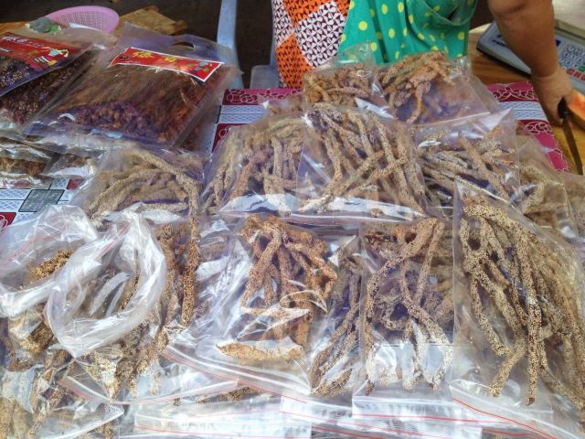 傣香干巴-表面裹了罂粟籽的牛肉干