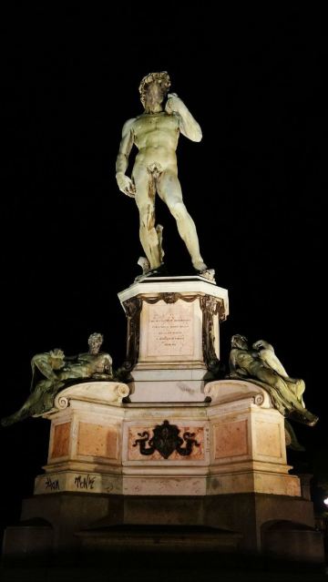 因广场上有佛罗伦萨的象征——大卫青铜像,米开朗基罗广场也就成为