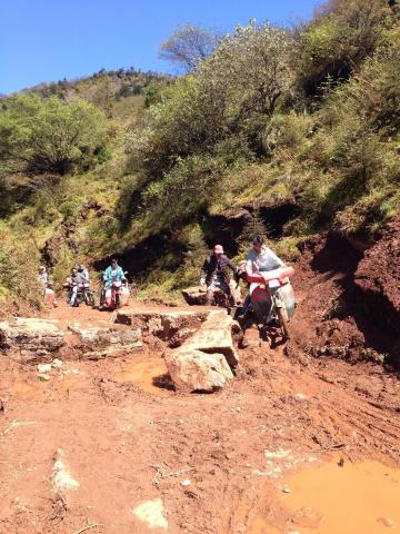 牛背山的蓝 色达的红 宁静与信仰