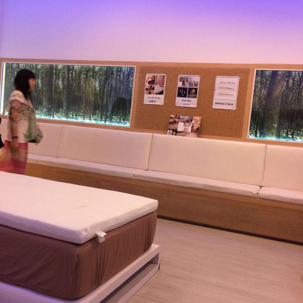 先会进入小房间听一下乳胶枕头&床垫的一些基本知识,之后会进去体验