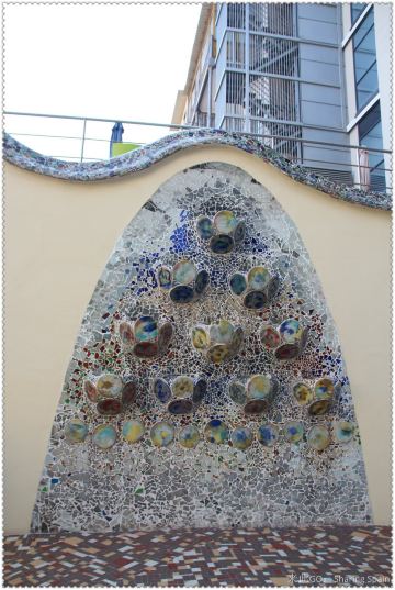 建筑的墙面全部采用蓝绿白色相间的陶瓷砖,露台设计像是骷髅头,柱子像