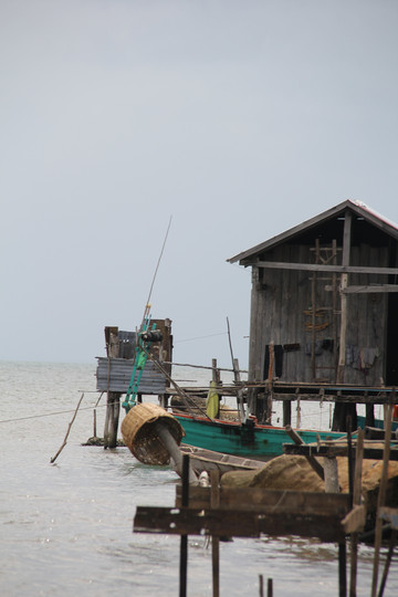 家用小型渔船码头: 每个家庭都有一栋这样的高脚屋,屋后就是停靠小船