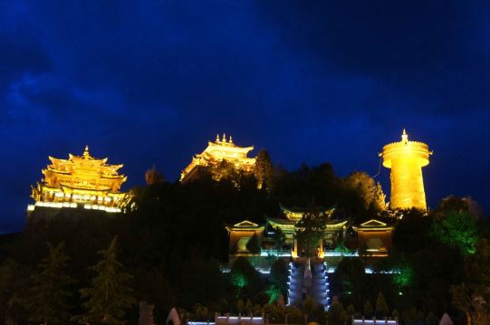 月光广场上夜景 独克宗古城