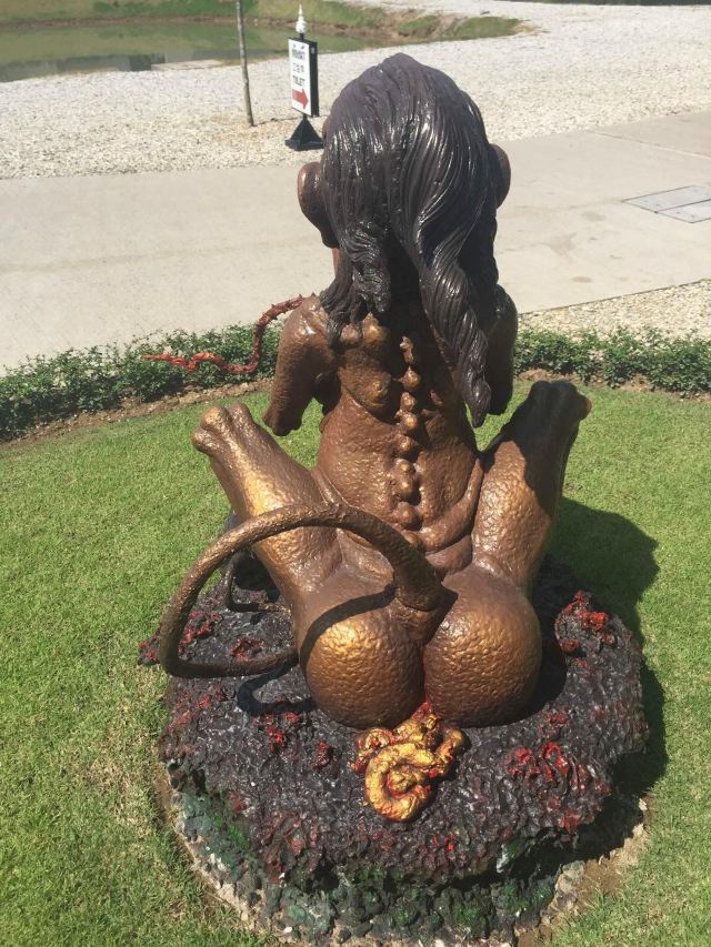 wc门口的铜像非常神奇,居然都在拉屎,居然还分公母,请仔细详阅. 白庙