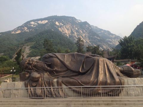 华山脚下的雕塑. 玉泉院
