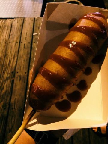 三人分吃这份巨无霸香肠,多多番茄酱.