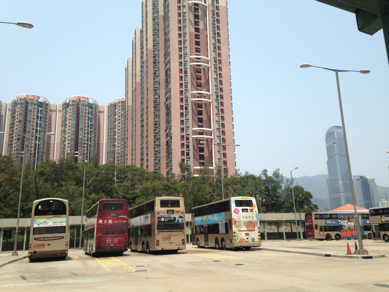 青衣站下来就要坐巴士了~  香港的巴士一般都是两层,大多数人都喜欢去