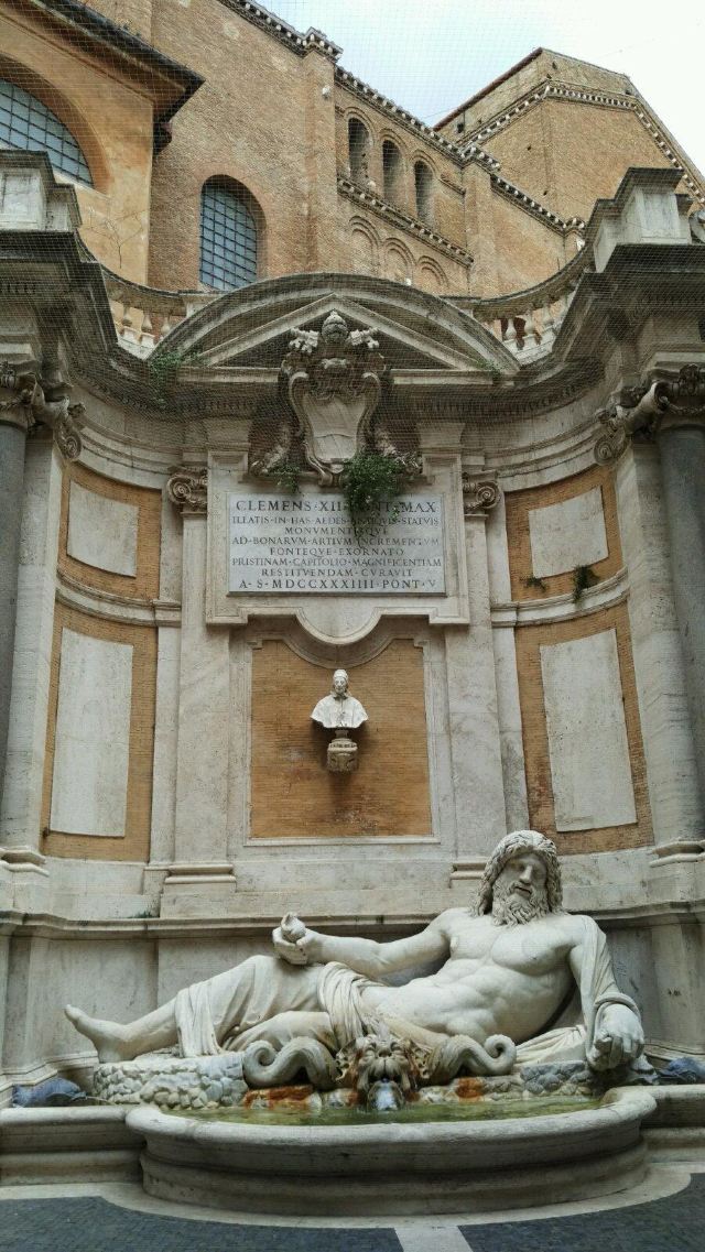 复刻的俄刻阿诺斯巨大雕像