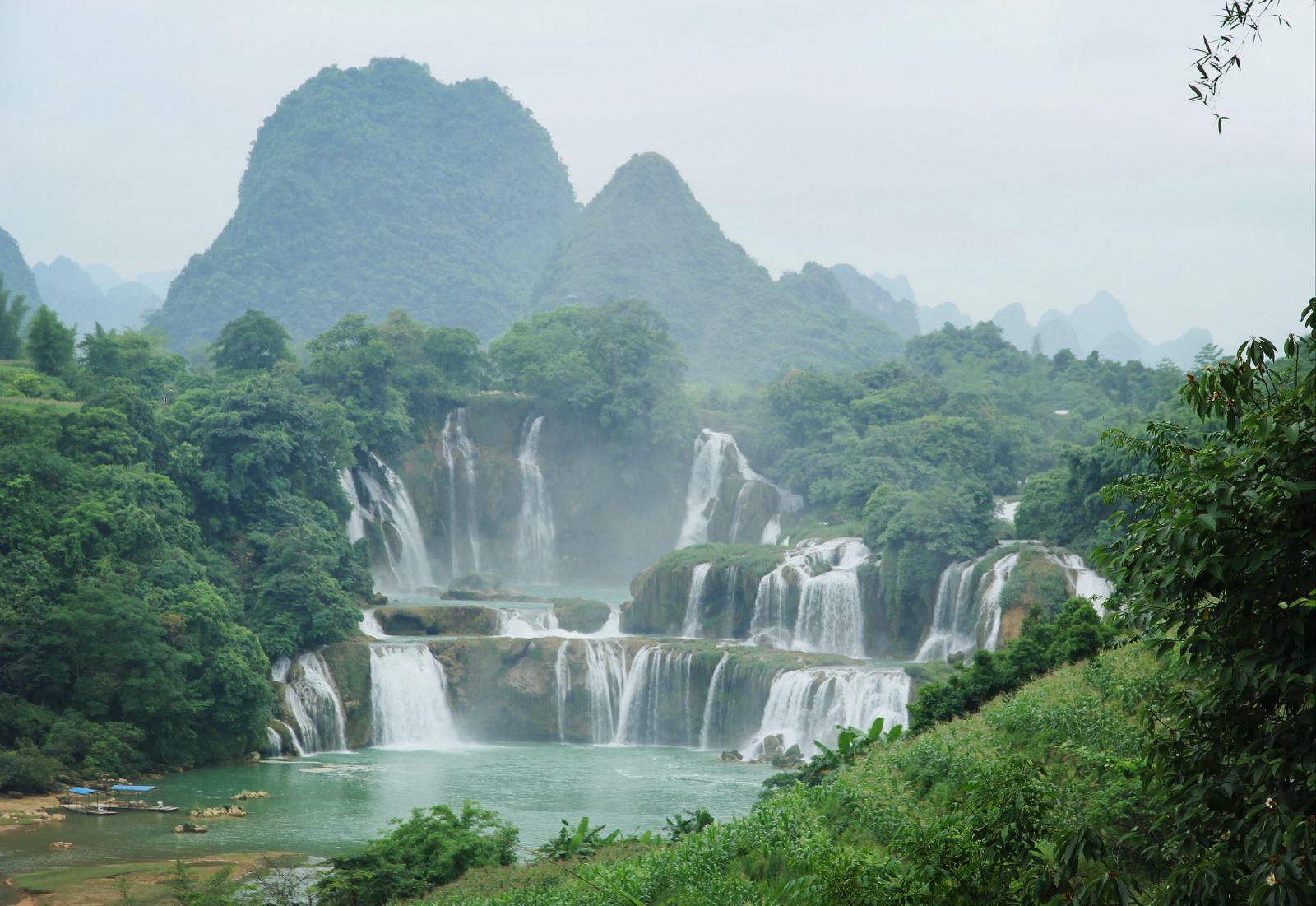 德天瀑布位于中越边境广西大新县硕龙镇,横跨中国越南两个国家,排在