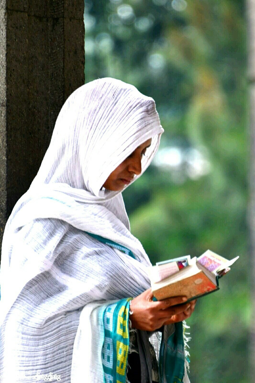                年轻漂亮的女信徒