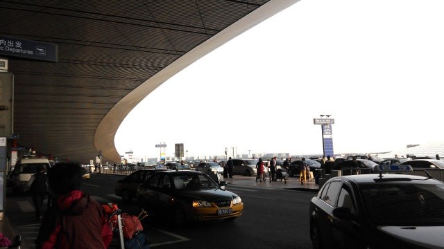 14点半,在两位好心人的帮助下,我们顺利到达机场t3航站楼 北京首都